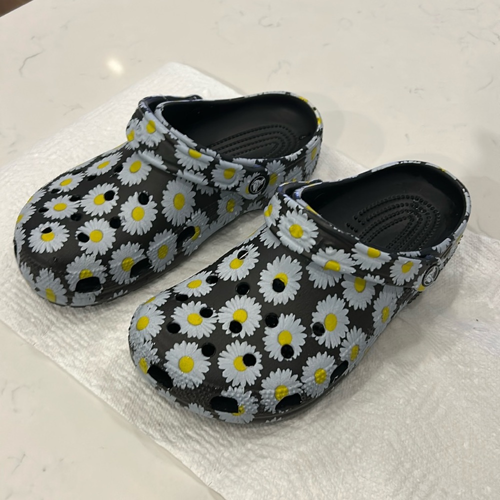 Flower crocs
